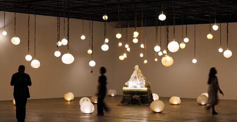 El 6 de septiembre, unos periodistas nacionales y extranjeros aprecian la obra 'La instalación' de Marguerite Humeau, en la Sala de Exposiciones de la Bienal de Gwangju, durante la ceremonia de apertura. | Agencia de Noticias Yonhap