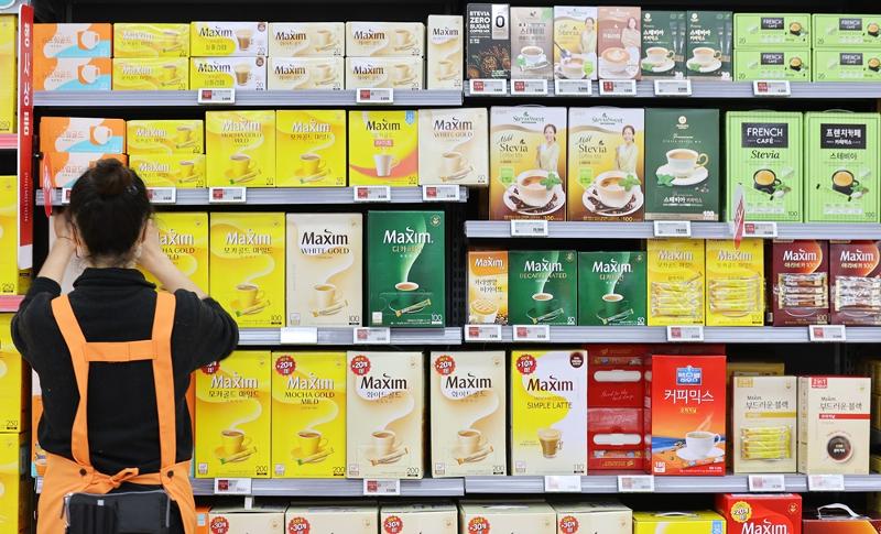Se muestra la sección de café instantáneo en un supermercado de Seúl. | Agencia de Noticias Yonhap