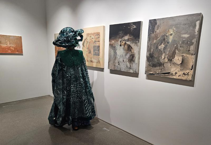La propietaria y curadora de la Galería de Arte Nike, Nike Okundaye, observa el 29 de agosto las obras expuestas en la sede principal de Seosomun del Museo de Arte de Seúl, en el distrito Jung-gu de Seúl. | Ministerio de Cultura, Deportes y Turismo