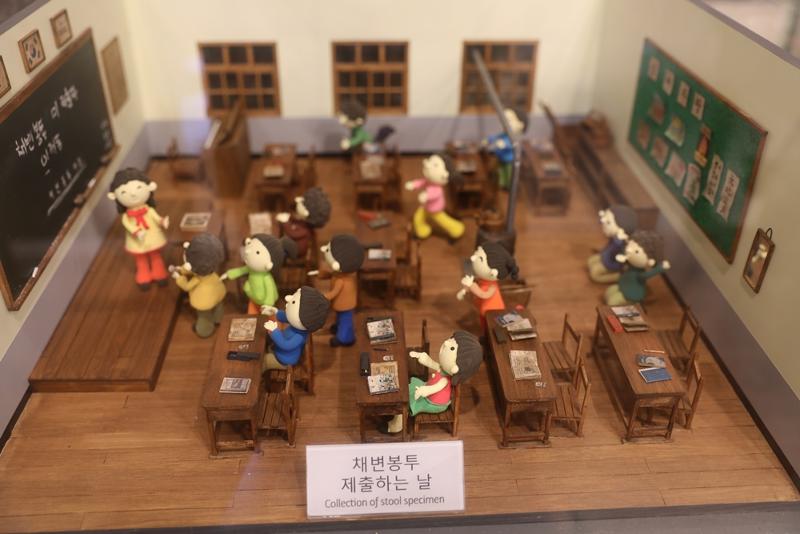 Un rincón del Museo de Parásitos KAHP muestra cómo los estudiantes de los años 70 debían entregar muestras de heces en la escuela para detectar parásitos. | Museo de Parásitos KAHP