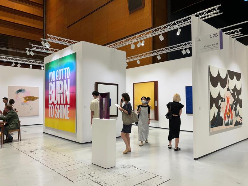 LLa foto, tomada el 5 de septiembre, muestra a los visitantes observando las obras de arte exhibidas en la Frieze Seúl, que se llevó a cabo en el centro de exposiciones COEX, en el distrito de Gangnam-gu, Seúl. | Gil Kyuyoung