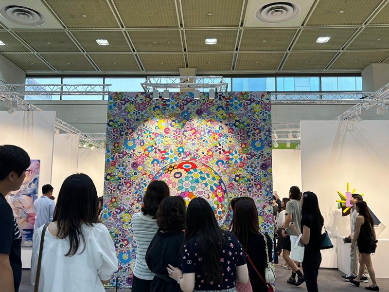 El 5 de septiembre, los visitantes observan la obra 'Flor Sonriente' de Takashi Murakami, expuesta en el stand de la Galería Perrotin. | Gil Kyuyoung