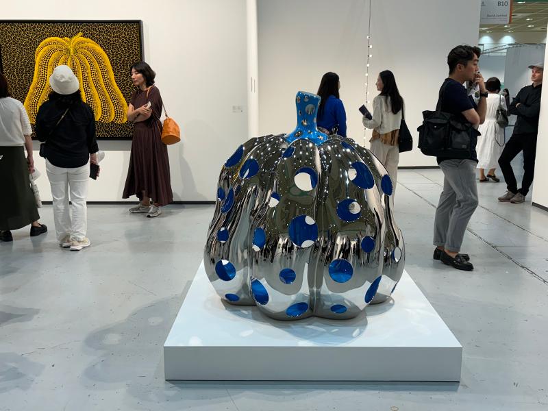  La foto, tomada el 5 de septiembre, muestra la escultura 'Pumpkin' de Yayoi Kusama, exhibida en el estand de la Galeria David Zwirner. | Gil Kyuyoung