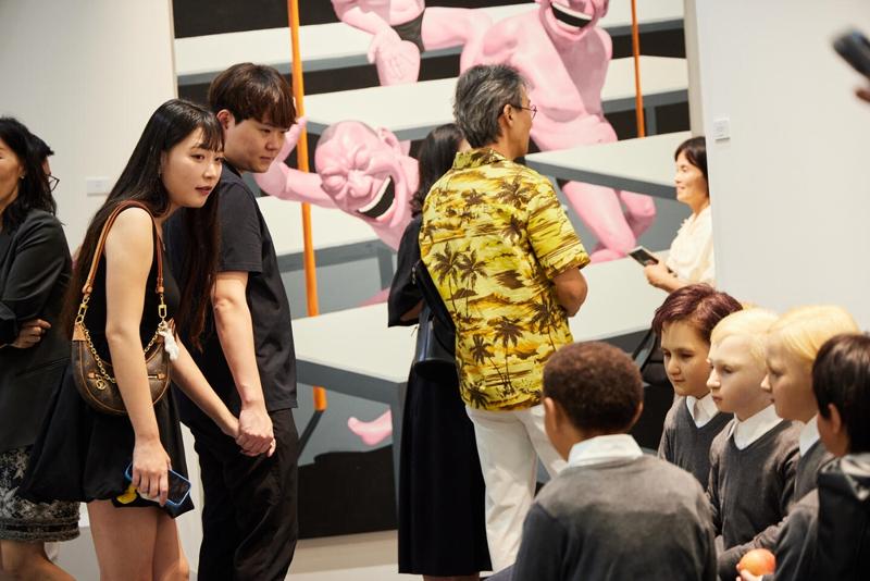 Los visitantes contemplan pinturas de Yue Minjun y las esculturas de Li Wei en el estand de la Galería de Arte Contemporáneo de Tang. | Frieze Seúl