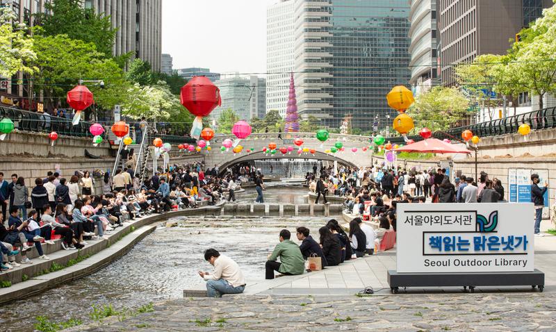 Descubra el encanto de la literatura coreana en las bibliotecas al aire  libre de Seúl : Korea.net : Sitio web oficial de la República de Corea