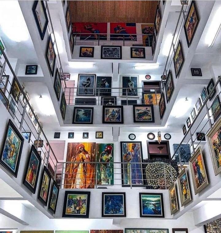  La Galería de Arte Nike, la mayor instalación de este tipo en África Occidental, cuenta con cuatro sedes en Nigeria. Se muestra el interior de la sucursal de Lagos. | Galería de Arte Nike