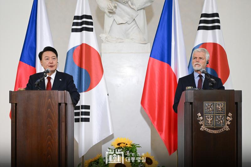 El presidente Yoon Suk Yeol (izda.) celebra una rueda de prensa conjunta el 19 de septiembre con el presidente checo Petr Pavel en el Castillo de Praga, en la capital checa. | Página oficial de la oficina presidencial en Facebook