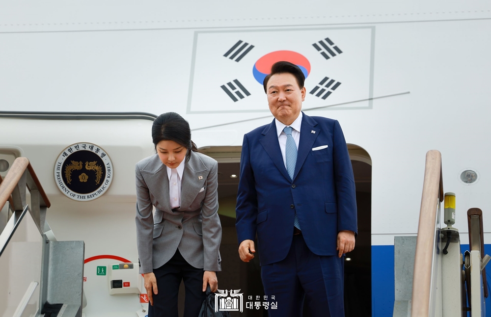El presidente Yoon Suk Yeol (derecha) y la primera dama Kim Keon Hee saludan antes de abordar el avión presidencial el 19 de septiembre en el Aeropuerto de Seúl, en la ciudad de Seongnam, provincia de Gyeonggi-do, para una visita oficial a la República Checa. | Oficina presidencial