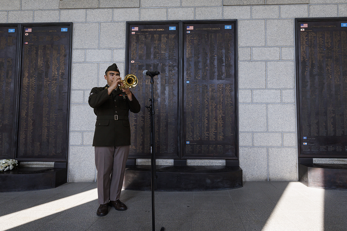 En la tarde del 17 de octubre, un trompetista de la banda militar del 8º Ejército de Estados Unidos toca delante de un monumento a los soldados caídos de las Naciones Unidas en un acto conmemorativo del 74º aniversario de la batalla del lago Jangjin en la Guerra de Corea, en el Centro Conmemorativo de la Guerra de Corea, en el distrito de Yongsan-gu de Seúl.