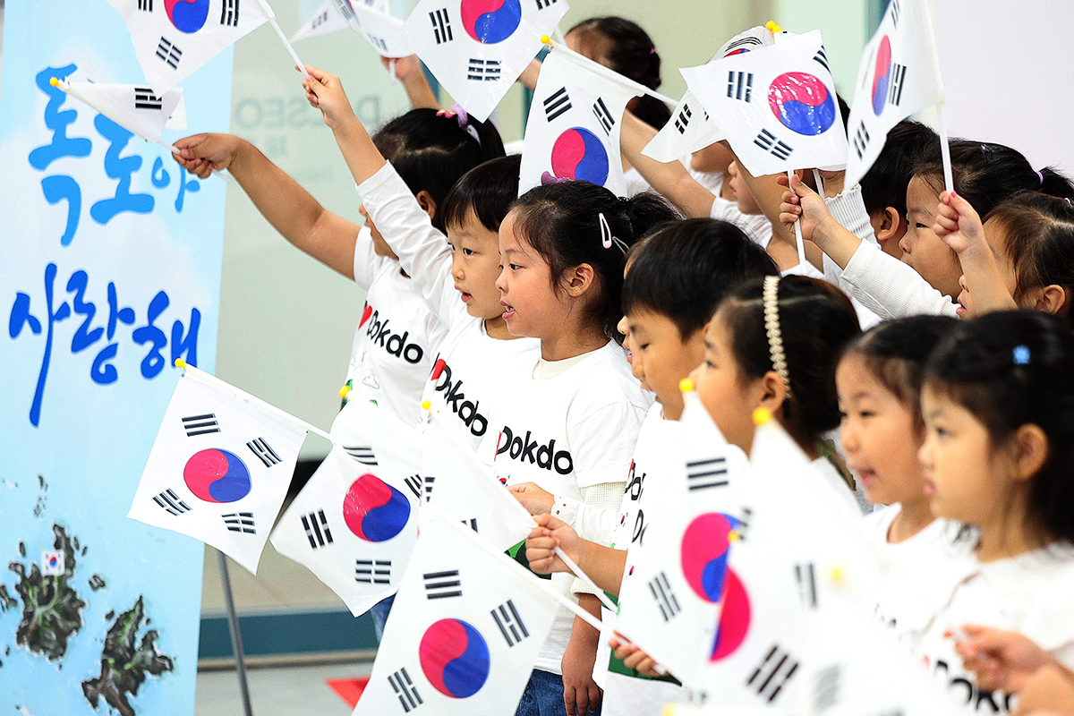 El 25 de octubre, unos niños con camisetas de la isla de Dokdo celebran el Día de Dokdo ondeando la bandera nacional taegeukgi en el Centro de Arte Dalseo, en el distrito de Dalseo-gu de Daegu.