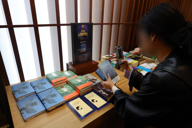 La foto, tomada el 10 de octubre, muestra un estante lleno de libros de la novelista Han Kang, ganadora del Premio Nobel de Literatura de este año, instalado en la librería Kyobo Book Centre, en el distrito de Jongno-gu, Seúl. | Agencia de Noticias Yonhap