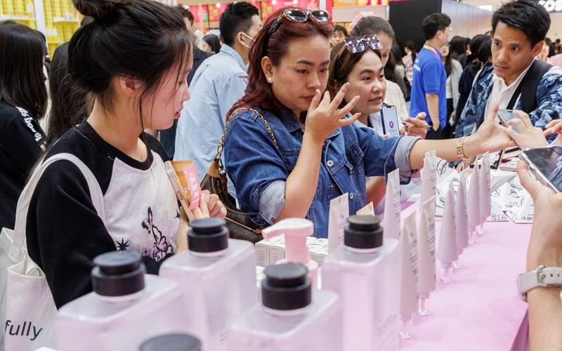 Las exportaciones de cosméticos en los tres primeros trimestres de este año han alcanzado la cifra récord de 7.400 millones de dólares. La foto, tomada el 1 de octubre, muestra a unas visitantes probando productos cosméticos durante la Semana de la Belleza de Seúl, celebrada en la Plaza del Diseño de Dongdaemun (DDP), en el distrito capitalino de Dongdaemun-gu. | Agencia de Noticias Yonhap