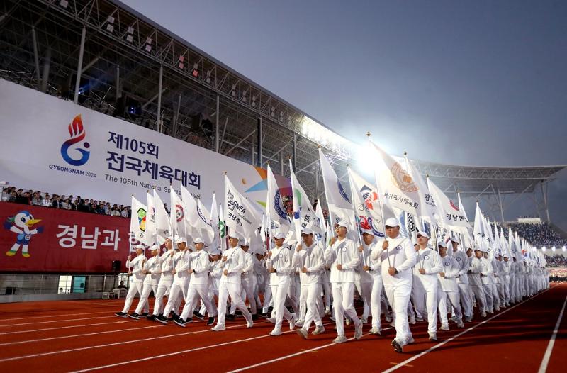 Se lleva a cabo la ceremonia de inauguración de los 105º Juegos Deportivos Nacionales en el Complejo Deportivo de Gimhae, Gyeongsangnam-do, el 11 de noviembre. | Comité Olímpico y Deportivo de Corea