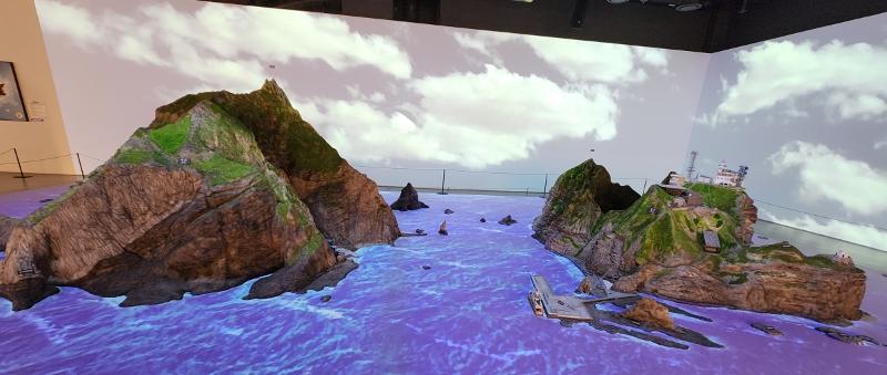 Esta maqueta de la isla de Dokdo en el Museo de Dokdo de Seúl tiene a la izquierda Seodo (isla occidental) y Dongdo (isla oriental) a la derecha.