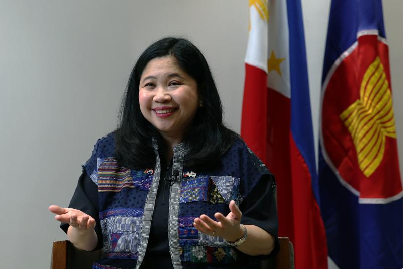 La embajadora de Filipinas en Corea, Maria Theresa B. Dizon-De Vega, explica el 22 de octubre el desarrollo de las relaciones bilaterales en una entrevista con Korea.net desde su embajada en el distrito de Yongsan-gu, Seúl. | Lee Jun Young