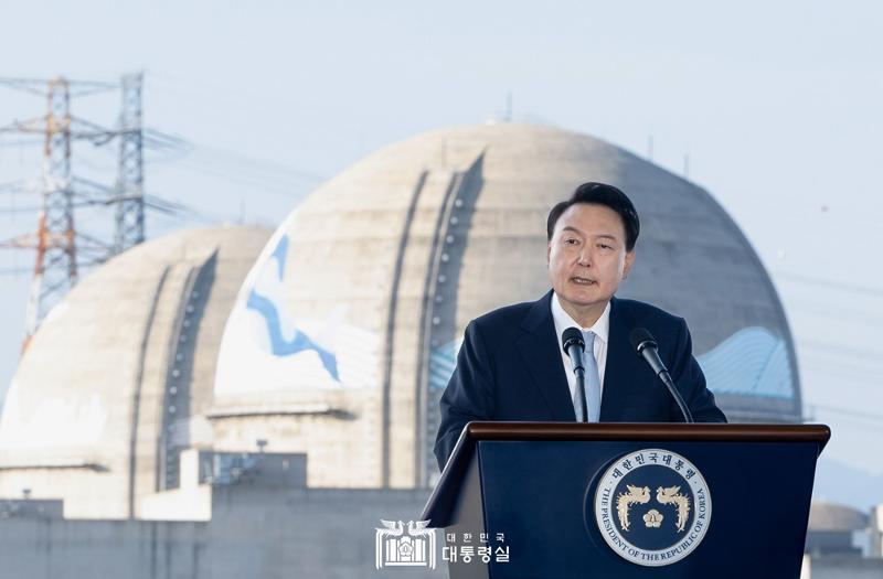 El presidente Yoon Suk Yeol pronuncia un discurso de felicitación durante una ceremonia que celebra tanto la finalización de la construcción de los reactores nucleares Shin-Hanul n.º 1 y n.º 2 como la colocación de la primera piedra de los reactores Shin-Hanul n.º 3 y n.º 4, realizada el 30 de octubre en la sede de la central nuclear de Hanwool, perteneciente a la Corporación de Energía Nuclear e Hidráulica de Corea (KHNP, por sus siglas en inglés) en el condado de Uljin-gun, provincia de Gyeongsangbuk-do. | Oficina presidencial