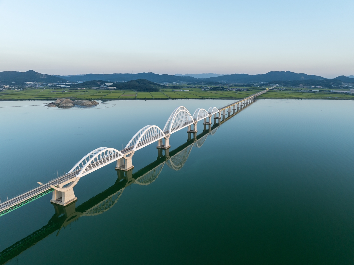 La foto muestra el paso elevado de Asan, con 5,9 km de longitud, el puente de arco más largo y alto de Corea, que conecta Pyeongtaek, en Gyeonggi-do, con Asan, en Chungcheongnam-do.