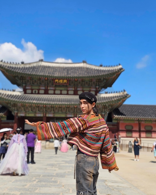 El creador del Q-pop, Lenin Tamayo, visitó Corea a principios de octubre de este año. La foto muestra a Tamayo posando frente al palacio Gyeongbokgung, en el centro de Seúl.