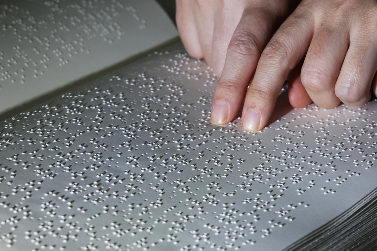 El 4 de noviembre, una persona lee las páginas de un libro escrito en braille coreano en la biblioteca Sarangsaem del Centro de Bienestar para las Personas con Discapacitad de Suwon, en la ciudad homónima, provincia de Gyeonggi-do.