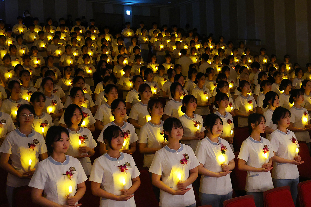 El 8 de noviembre, unas estudiantes de segundo año de enfermería del Campus Médico de la Universidad Gacheon, en el distrito de Yeonsu-gu de Incheon, asisten a la 77ª ceremonia del juramento Nightingale.