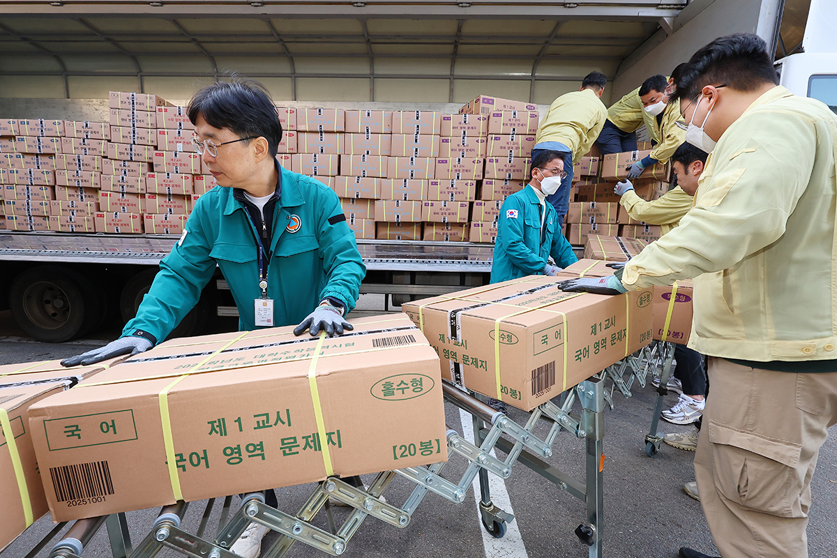 El 12 de noviembre, el personal de la Oficina de Educación de la Ciudad Metropolitana de Incheon traslada cajas con los folletos de la Prueba de Habilidad Académica Universitaria de 2025, frente a un almacén de la ciudad.