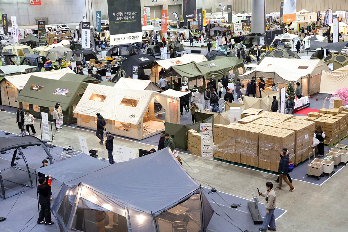 El 29 de noviembre, unos visitantes observan equipos de acampada en la feria Global Outdoor Camping & Leisure Sports Fair 2024, celebrada en el centro de exposiciones KINTEX en Goyang, provincia de Gyeonggi-do.