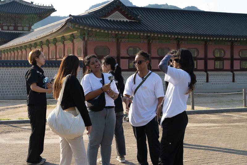 Los concursantes de la segunda temporada de 'Star K-influencer Boot Camp', discuten, el 27 de octubre, su misión en el palacio Gyeongbokgung, en el distrito Jongno-gu de Seúl, tras recibir una palabra clave sobre la mi (belleza) coreana.