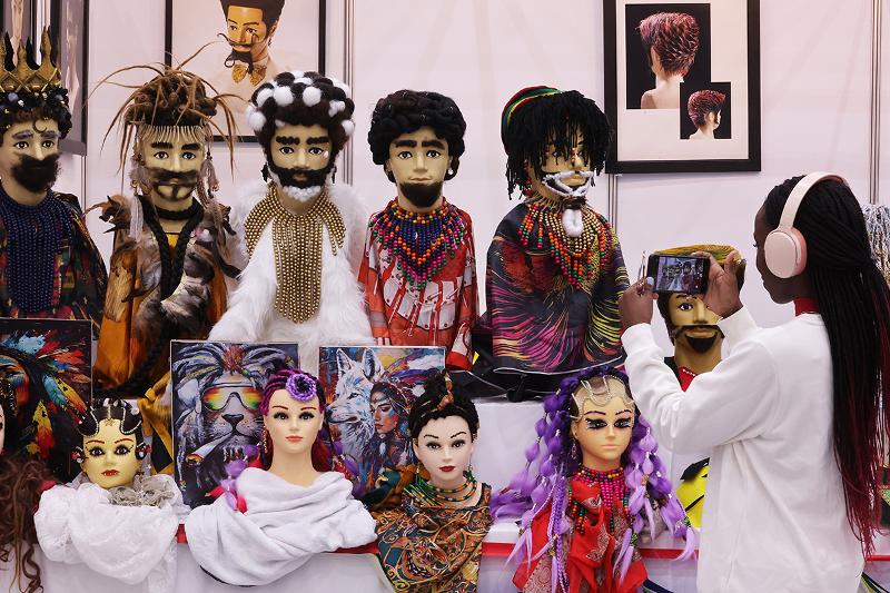 tEl 1 de noviembre, una visitante fotografía una muestra de varios cortes de cabello en la exposición de belleza Suwon Beauty Festa 2024, en el distrito de Yeongtong-gu de Suwon, provincia de Gyeonggi-do.