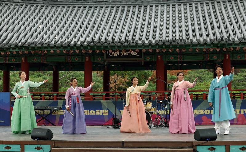  El Proyecto Puente Ojakgyo, un equipo de cantantes extranjeros de pansori (ópera lírica tradicional coreana), presenta el 1 de noviembre su actuación en el Festival Mundial de Pansori, en la aldea tradicional de Namsangol, en Seúl.