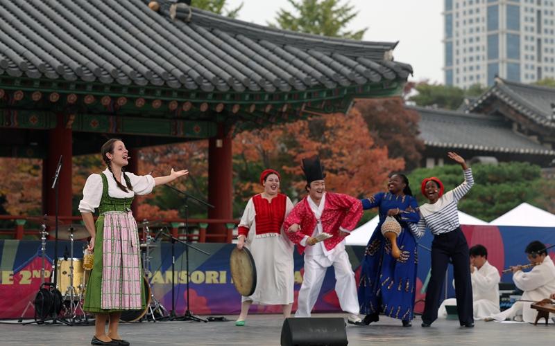 Unos intérpretes extranjeros de pansori presentan el 1 de noviembre la ópera tradicional en el acto 'Global Nolbo Gourd' en el Festival Mundial de Pansori, en la aldea tradicional de Namsangol, en Seúl.