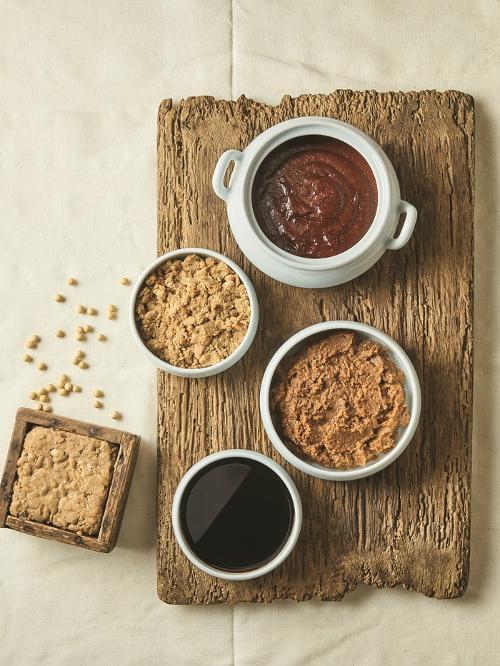 La foto muestra, desde arriba, gochujang, una pasta de chile rojo; cheonggukjang, una pasta de soja fermentada durante unos días; doenjang, pasta de soja fermentada durante varios meses; y salsa de soja. | Instituto de Promoción de la Comida Coreana