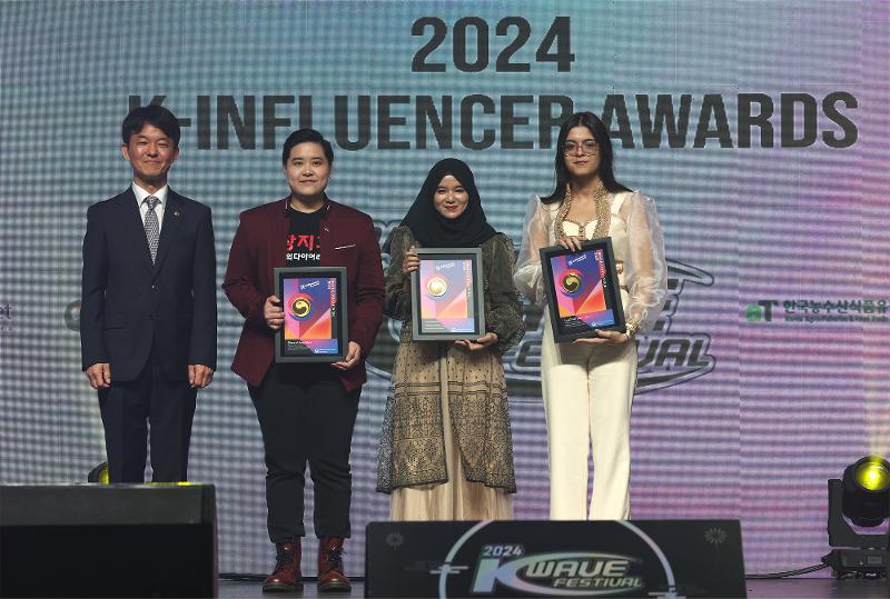 El viceministro de Cultura, Yong Hoseong (primero de izquierda a derecha), posa el 2 de noviembre junto a influencers coreanos galardonados en el Festival K-Wave de este año, en el auditorio Yes 24 Live de Gwangjin-gu, Seúl.