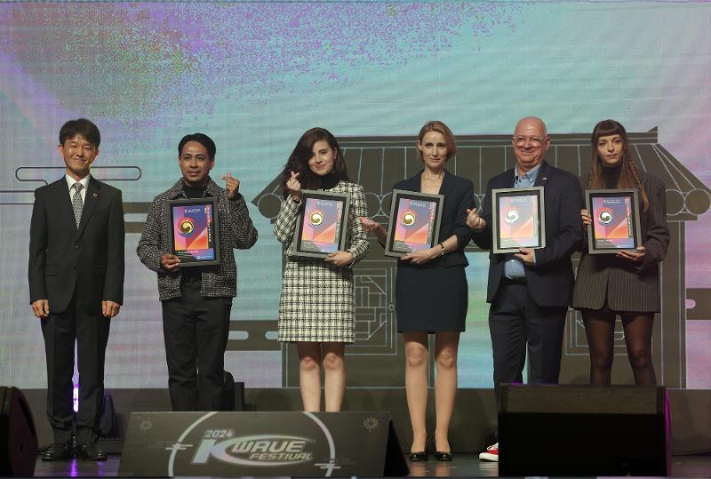 El viceministro de Cultura, Deportes y Turismo, Yong Hoseong (primero de izquierda a derecha), posa el 2 de noviembre junto a cinco reporteros honorarios de Korea.net galardonados en el Festival K-Wave, en el auditorio Yes 24 Live, en el distrito de Gwangjin-gu, Seúl.