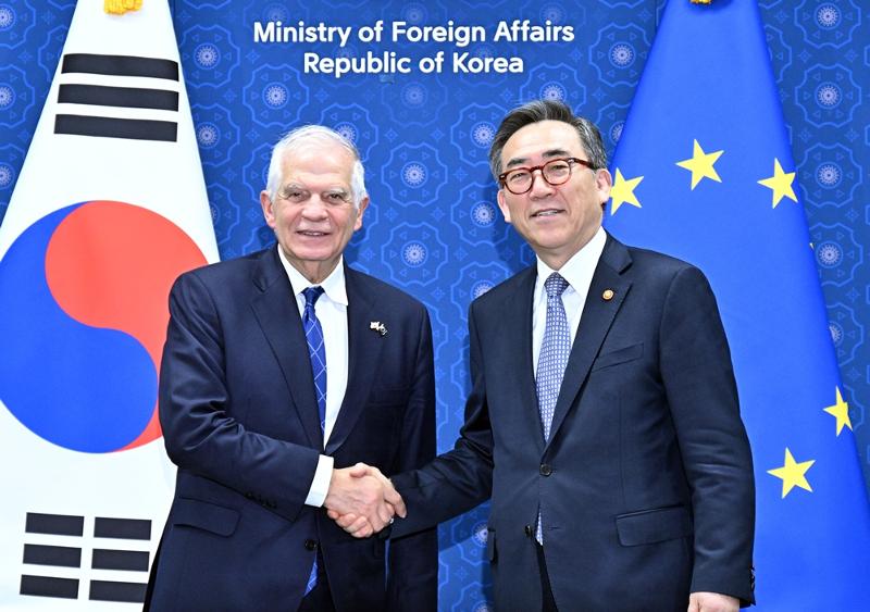 El ministro de Asuntos Exteriores de Corea, Cho Tae-yul (derecha), y el jefe de la diplomacia de la Unión Europea, Josep Borrell, se dan la mano el 4 de noviembre durante el diálogo estratégico bilateral celebrado en la sede del ministerio en Seúl. | Ministerio de Asuntos Exteriores