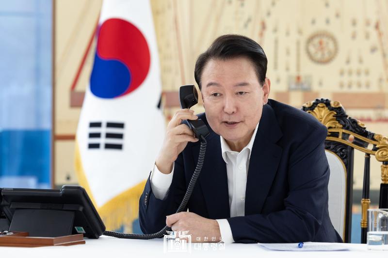 El presidente Yoon Suk Yeol conversa el 7 de noviembre por teléfono con el presidente electo de Estados Unidos, Donald J. Trump, desde su oficina en el distrito de Yongsan-gu de Seúl. | Oficina presidencial