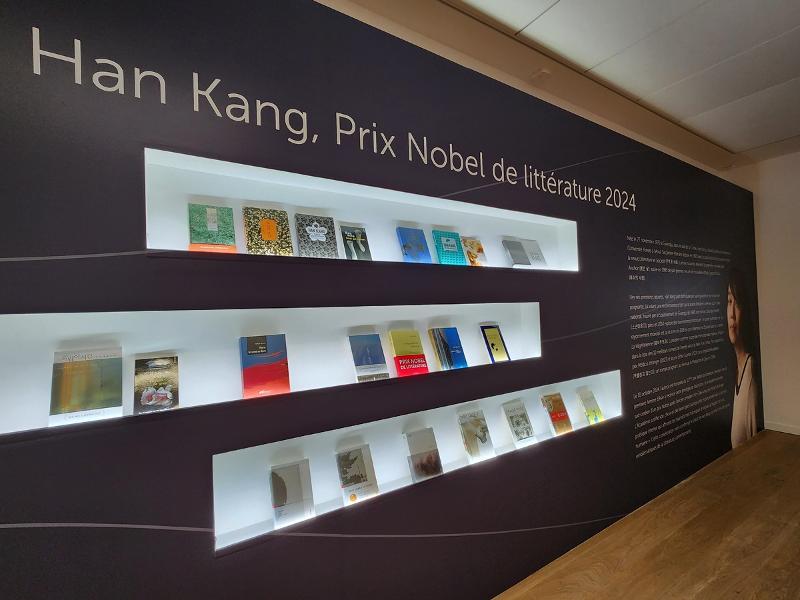 El Centro Cultural Coreano en París acoge hasta marzo del próximo año la exposición de libros 'El milagro de Han Kang', con motivo del histórico Premio Nobel de Literatura otorgado a la novelista Han Kang. La foto, tomada el 7 de noviembre, muestra unos libros de Han en dicha exposición. | Agencia de Noticias Yonhap