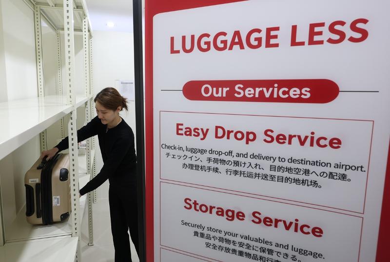 El 28 de noviembre, el Ministerio de Tierra, Infraestructuras y Transporte y la Corporación del Aeropuerto Internacional de Incheon ampliaron el servicio Easy Drop, que permite a los turistas facturar su equipaje, a las zonas comerciales de Myeong-dong y el barrio de Gangnam, en Seúl. | Agencia de Noticias Yonhap