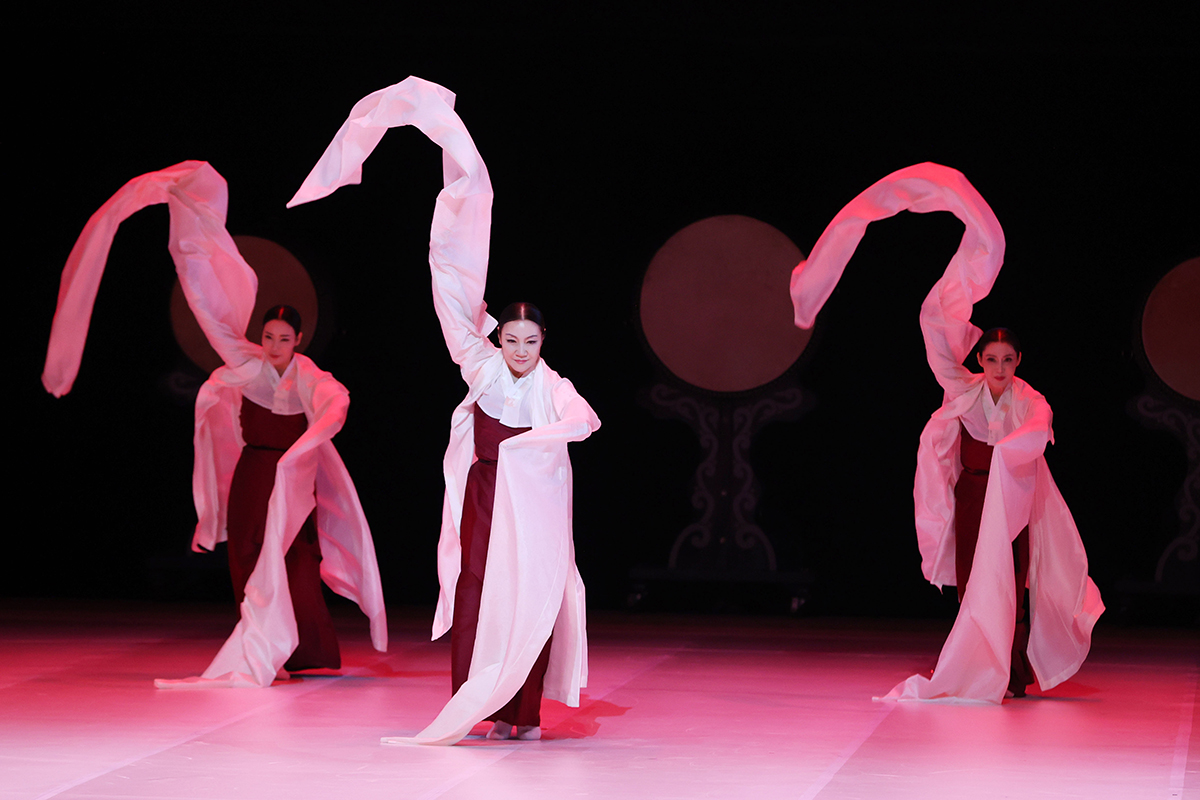 El 17 de diciembre, se lleva a cabo una representación de El Banquete, espectáculo durante una rueda de prensa en la Compañía Nacional de Danza, en el Teatro Nacional de Corea, en Seúl.