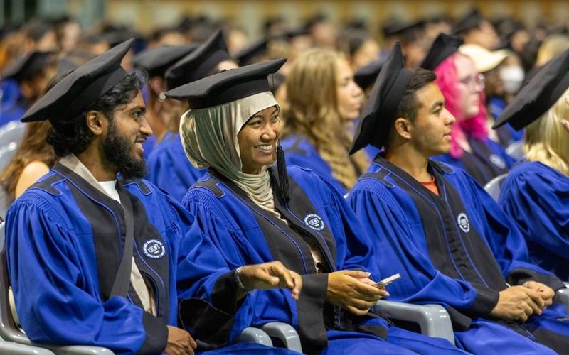 La foto muestra a unos estudiantes extranjeros durante la ceremonia de graduación en la Universidad Hanyang. | Página oficial de la Universidad Hanyang en Facebook