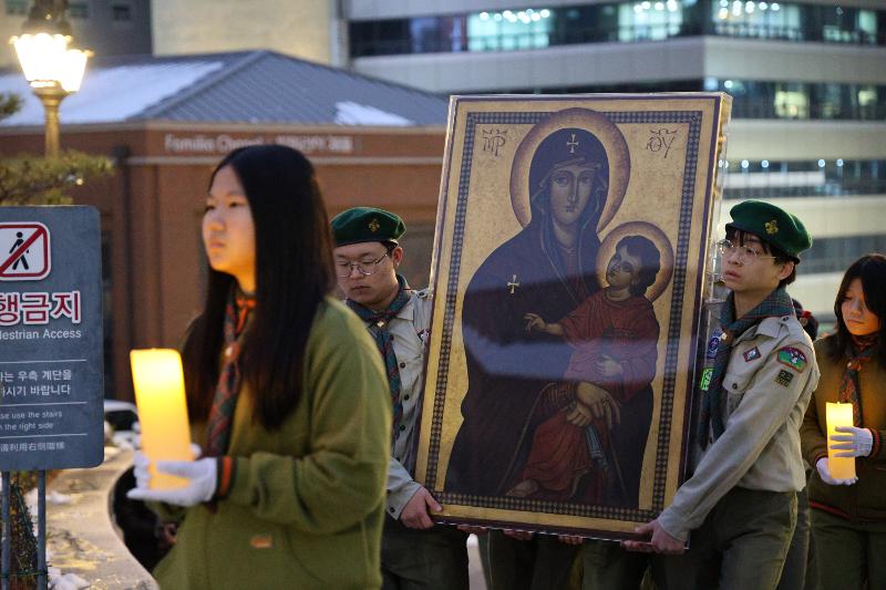 Algunos jóvenes coreanos transportan un ícono de la Virgen María a la catedral de Myeongdong, en el distrito de Jung-gu, Seúl, el 29 de noviembre.
