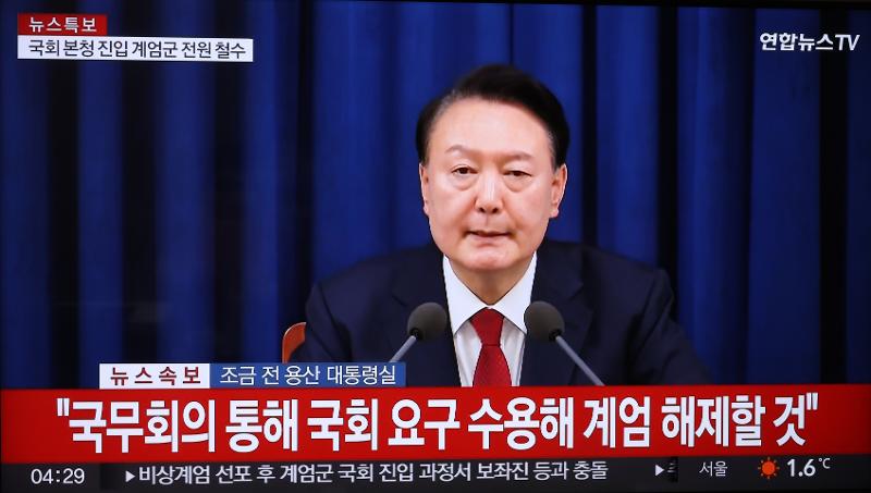 El presidente Yoon Suk Yeol anuncia en la madrugada del 4 de diciembre el levantamiento de la ley marcial, en un discurso de emergencia dirigido a la nación desde su oficina, en el distrito de Yongsan-gu de Seúl. | Agencia de Noticias Yonhap