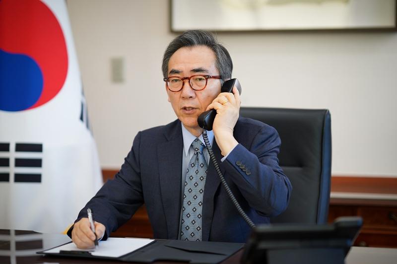 El ministro de Asuntos Exteriores, Cho Tae-yul, dialoga por tel&eacute;fono con su hom&oacute;logo japon&eacute;s, Takeshi Iwaya, para abordar la situaci&oacute;n interna de Corea y las relaciones bilaterales,  el 11 de diciembre, en la Canciller&iacute;a coreana en el distrtio de Jongno-gu, Se&uacute;l. | Ministerio de Asuntos Exteriores