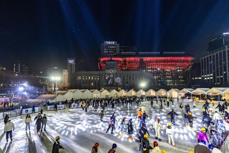 La ceremonia de inauguración de la pista de patinaje sobre hielo de la plaza de Seúl se llevará a cabo el 20 de diciembre, a las 6:00 p. m. y la instalación deportiva invernal permanecerá abierta desde ese día hasta el 9 de febrero. En la imagen se ven personas patinando, en la misma pista, el año pasado. | Página oficial en Facebook del Gobierno Metropolitano de Se