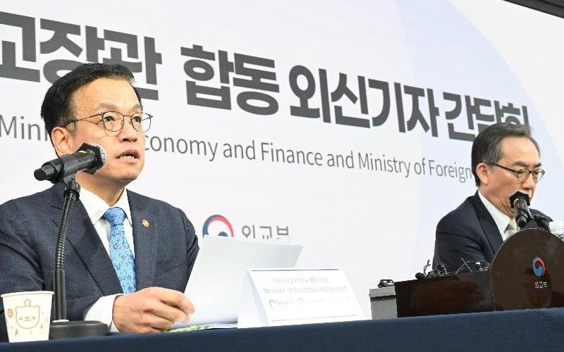 El viceprimer ministro y ministro de Economía y Finanzas, Choi Sang Mok, habla durante una rueda de prensa conjunta con reporteros extranjeros celebrada el 18 de diciembre en el Centro de Prensa en el distrito de Jung-gu, Seúl. A su derecha se encuentra el ministro de Asuntos Exteriores, Cho Tae-yul. | Ministerio de Economía y Finanzas