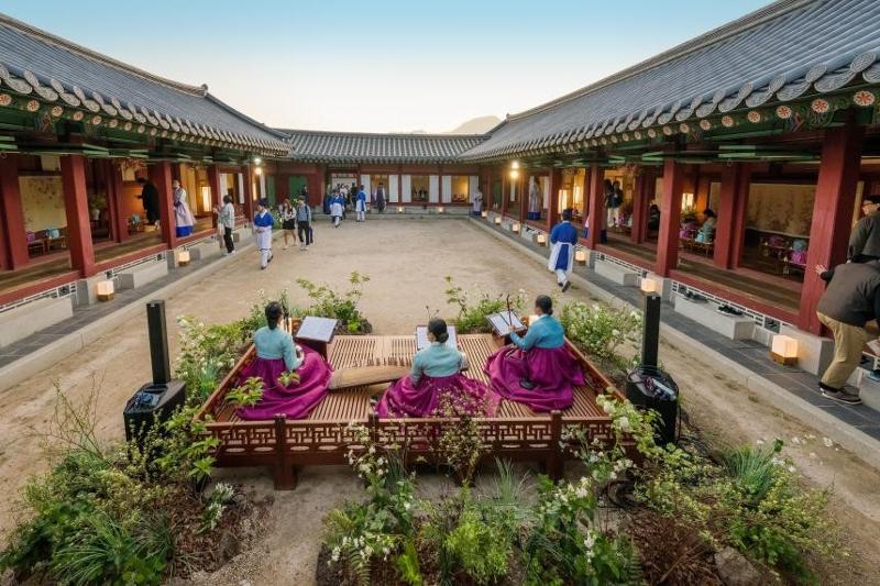 Se muestra una escena de un recorrido nocturno del palacio Gyeongbokgung, en el distrito Jongno-gu de Seúl. | Centro de Palacios y Tumbas Reales del Servicio de Patrimonio de Corea