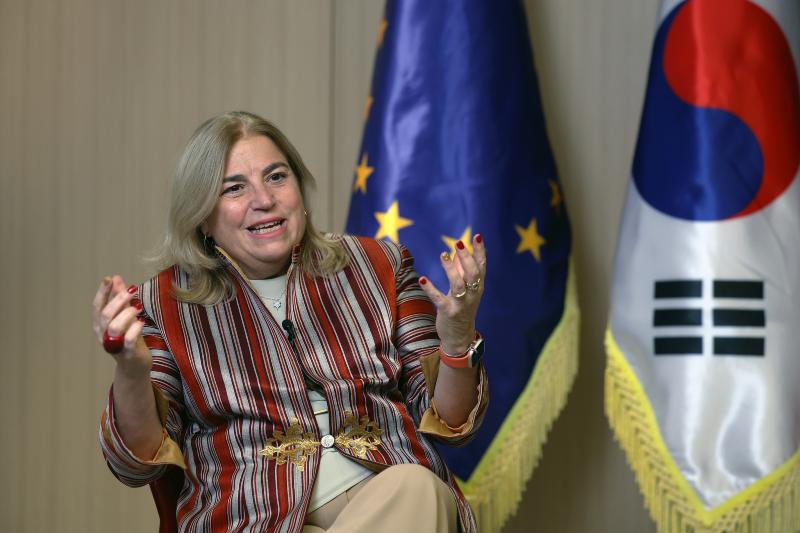La embajadora de la UE en Corea, María Castillo-Fernández, explica la evolución de las relaciones Corea-UE, el 16 de diciembre, en su embajada del distrito Jung-gu de Seúl.