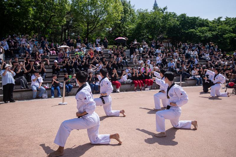 Un equipo de demostración de taekwondo de Kukkiwon, sede mundial del taekwondo, realiza una presentación en la Aldea Tradicional de Namsangol, en el distrito de Jung-gu, Seúl, el 19 de mayo de 2024. | Kukkiwon 