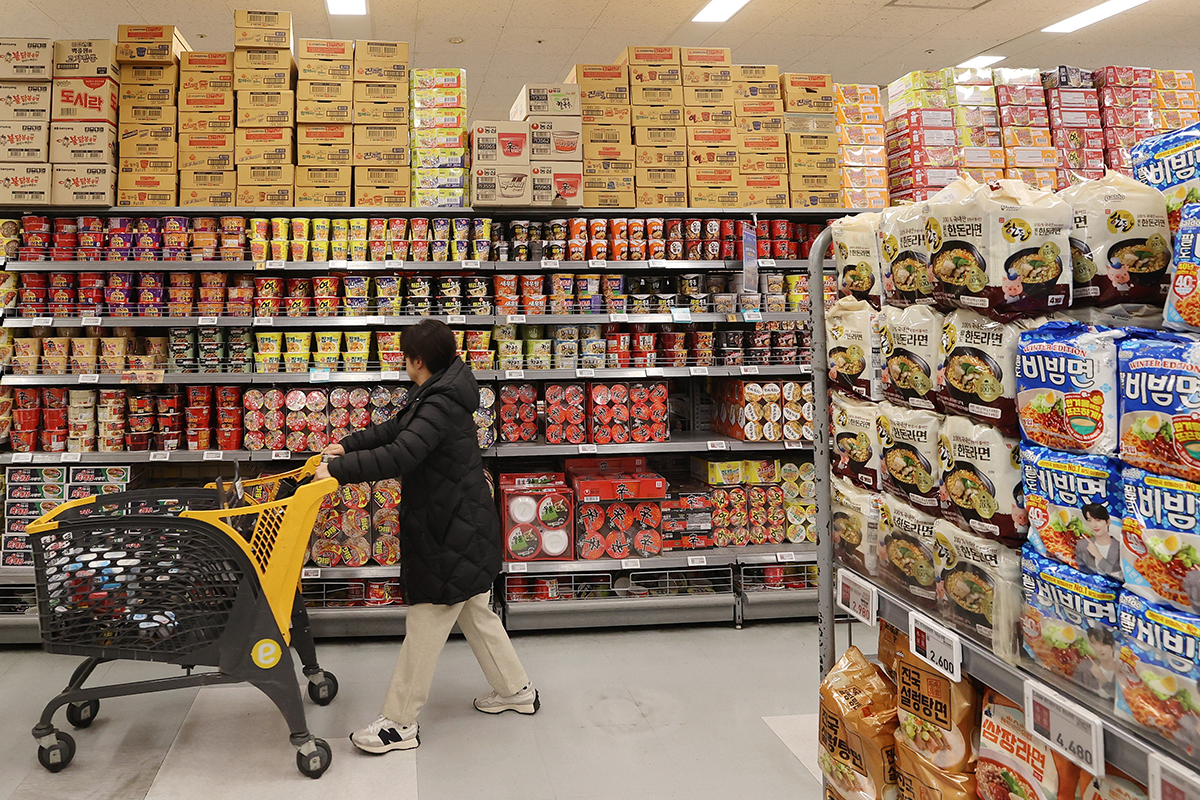 El 8 de enero, una compradora observa la sección de ramyeon (fideos instantáneos en un hipermercado de Seúl. Según el Ministerio de Agricultura, Alimentación y Asuntos Rurales, las exportaciones agroalimentarias alcanzaron un máximo histórico de 13.030 millones de dólares en 2024, un aumento interanual de 6,1 por ciento. 