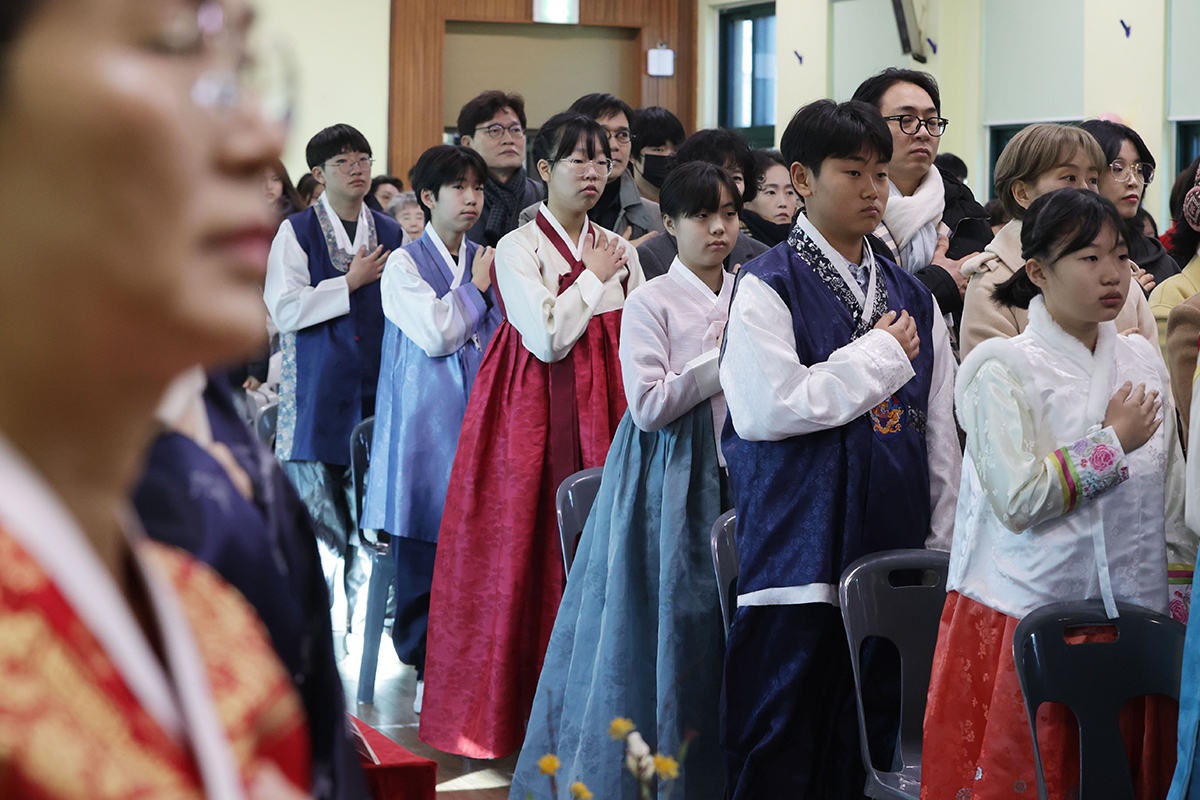 Los estudiantes de sexto grado de la Escuela Primaria Jaedong, en el distrito Jongno-gu de Seúl, prestan juramento de lealtad vestidos con el hanbok, el traje tradicional coreana, el 10 de enero, por la mañana, en su ceremonia de graduación.