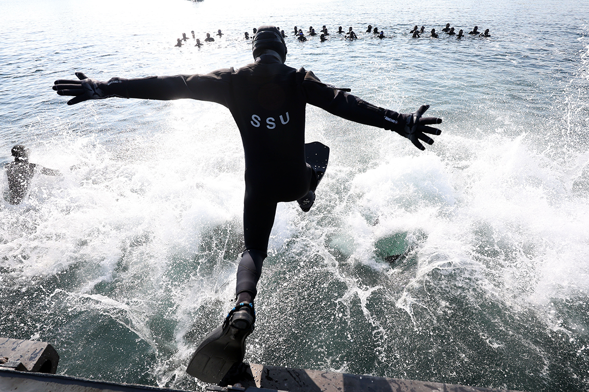 Un buzo de la unidad de salvamento y rescate naval de la Armada (SSU, por sus siglas en inglés) de la Corea salta a aguas heladas en su primer entrenamiento de clima frío del año, el 17 de enero, alrededor del puerto naval de Jinhae en Changwon, provincia de Gyeongsangnam-do